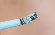 Kippenasche mit Schmutzradierer entfernen
