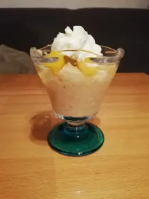 Hafer-Reis-Dessert mit Vanilletopping und Fruchtsirup