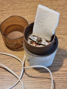 Kaffeem&uuml;hle mit hartem Brot reinigen