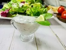 Selbst gemachtes Joghurtdressing für den Salat