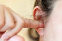 Finger in den Ohren: Der Schluckauf verschwindet sofort