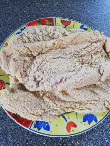 Fleisch einfach in Schüsseln panieren
