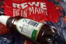 Pfandflaschen in passende Discounter-Tüten sortieren