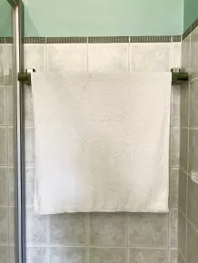 Dieses Handtuch dient ausschließlich dem kompletten Abtrocknen der gesamten Nasszelle. Der Fleiß hat sich bezahlt gemacht, denn so wird jedes Duschbad zum genussvollen Hochamt der morgendlichen Körperpflege.