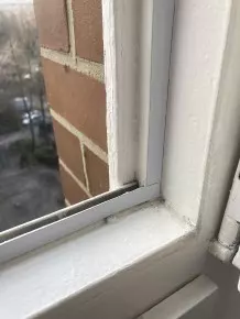 Das weiße Metallband, das in den Fensterrahmen geklebt werden muss, damit das Magnetband des Fliegengitterrahmens daran haften kann, ist kaum zu sehen und schränkt das Schließen des Fensters überhaupt nicht ein.