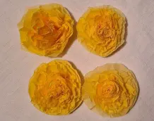 Oster-Deko basteln - bunte Papierblumen aus Servietten