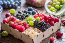 Feldsalat mit Himbeeren, Gurke & Honig-Senf-Dressing