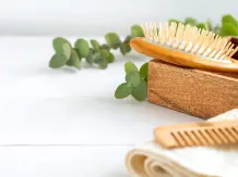 Haarbürste reinigen mit Spülmittel und Backpulver