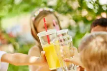 „Warum sagt man beim Anstoßen „Prost“?“