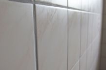 Badewanne und Fliesen glänzend mit Abperleffekt