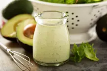 Salat to go - knackig & leicht mit Avocado-Dressing