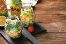 Salat to go - knackig & leicht mit Avocado-Dressing