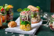 Salat to go - knackig & leicht mit Avocado-Dressing