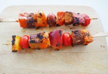 Vegane Grillspieße mit Tofu und Nektarinen