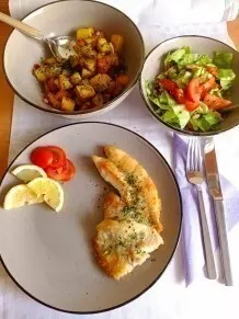 Frische Rotbarschfilets mit Röstkartoffeln und Salat