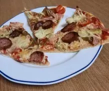 Pizza mit Artischocken und Kümmelwurst