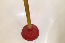 Abfluss reinigen mit Pömpel