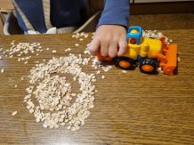 Haferflocken zum Baggern: "Sandkasten" für Kinder im Winter