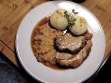 Schweinebraten in dunkler Biersoße mit Knödel und Kellerrübenkraut