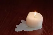 Kerzenwachs von Holz entfernen