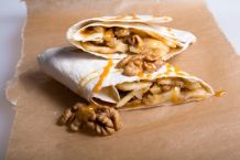 Frühstücks-Wrap mit Erdnussbutter und Walnusskernen