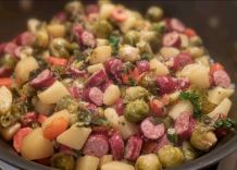 Resteessen: Gemüseeintopf mit Möhren, Kartoffeln und Mettwürstchen