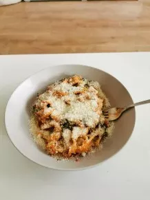 Pasta mit selbstgemachter Tomatensoße und Blattspinat