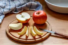 Apfel-mit-Streuseln und Vanille-Eis
