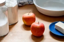 Apfel-mit-Streuseln und Vanille-Eis