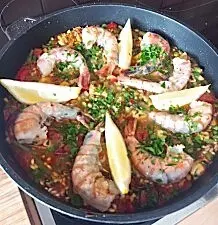 Spanische Paella mit Chorizo, Meeresfrüchten, Hähnchen und Gemüse