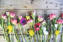 Osterzweige mit Blumen dekorieren & frisch halten