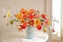 Osterzweige mit Blumen dekorieren & frisch halten