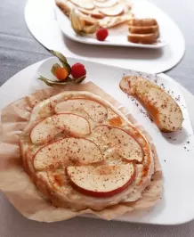 Süßer Flammkuchen mit Apfel - schnelles Rezept