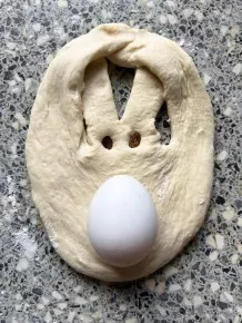 Das Ei wird in die Mitte des Bauches der Hasen gelegt und die Augen werden mit Sultaninen dargestellt.