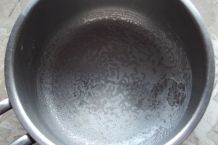 Eingekochte Milch in Edelstahltöpfen