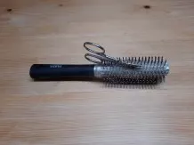 Haare aus der Rundbürste mit Nagelschere entfernen