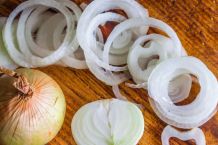 Zwiebeln schneiden ohne Tränen - 5 einfache Tricks