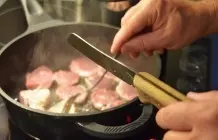 Schweinemedaillons überbacken mit Cola-Zwiebelsoße