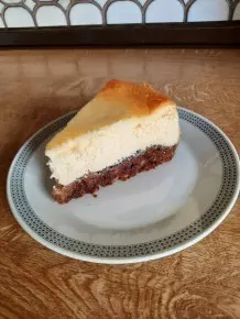 Käse-Schmand-Kuchen mit Mohn-Keks-Boden