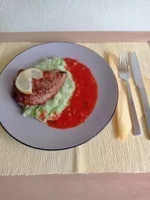Wiener Schnitzel mit Kartoffel-Erbsen-Püree und Tomatensoße