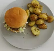 Hamburger mit mediterranen Ofenkartoffeln