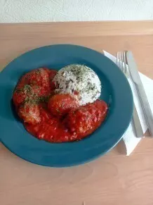 Gefüllte Hackbällchen mit Feta in Tomatensauce