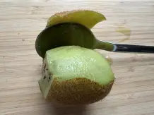 Kiwi richtig schälen - einfach & schnell