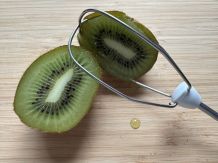 Kiwi richtig schälen - einfach & schnell