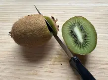 Kiwi richtig schälen - einfach & schnell