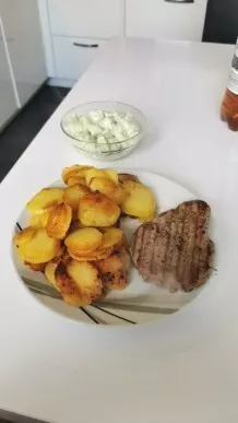 Zartes Rinderfilet mit Bratkartoffeln und Gurkensalat