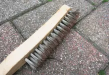 Grillrost mit einer Drahtbürste wirklich sauber bekommen