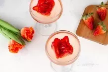 Rosen-Eiswürfel aus Erdbeeren