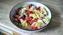 Salat mit Gemüse und Obst