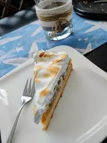 Stachelbeerkuchen mit flambierter Schaumdecke